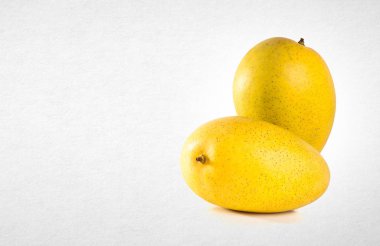 Mango veya bir arka plan üzerinde sarı mango