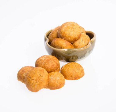 Fıstık kurabiye ya da yuvarlak fıstık çerezleri bir arka plan üzerinde.