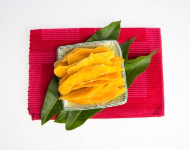 Bir arka plan üzerinde kurutulmuş Mango veya kurutulmuş Mango dilimleri