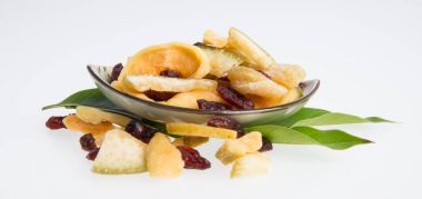 Kurutulmuş meyve veya arka plan üzerinde çeşitli Konserve sebzeleri.