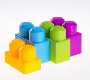 bir arka plan üzerinde plastik yapı taşları