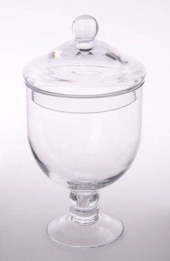 bardak şeker, arka planda kurabiye kavanozu