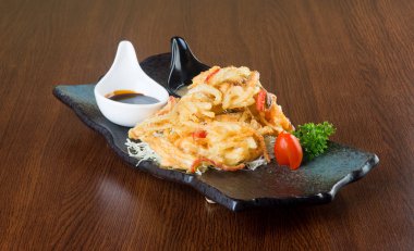 Japon mutfağı. tempura. arka plan üzerinde derin kızartılmış mix sebze