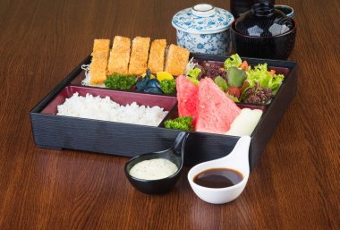 Japon mutfağı. bir arka plan üzerinde öğle yemeği kutu seti