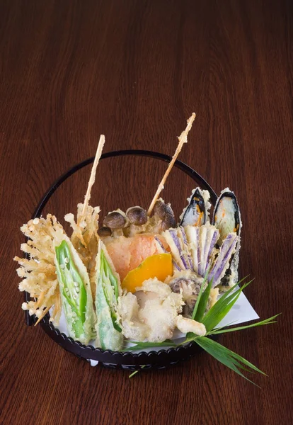 日本料理 天ぷら 背景に深い揚げミックス野菜 — ストック写真