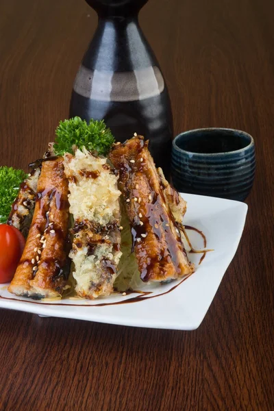 Japon mutfağı. Unagi veya arka plan üzerinde yılan balığı