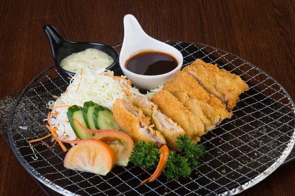 Japon mutfağı. arka planda kızarmış tavuk