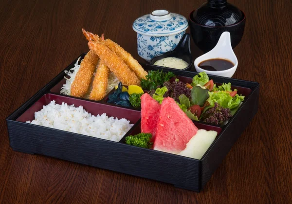 Japon Mutfağı Bir Arka Plan Üzerinde Öğle Yemeği Kutu Seti — Stok fotoğraf