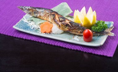 Japon mutfağı. arka planda kızarmış balık