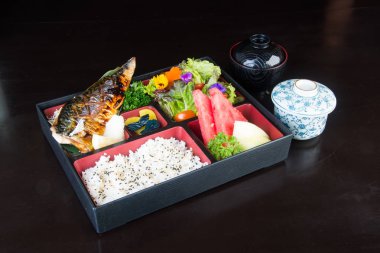 Japon mutfağı. bir arka plan üzerinde öğle yemeği kutu seti