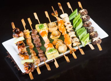 Japon mutfağı. arka plan üzerinde ızgara sopa