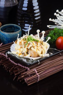 Japon mutfağı. arka plan üzerinde kabuk balık ızgara