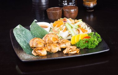 Japon mutfağı. arka plan üzerinde kabuk balık ızgara