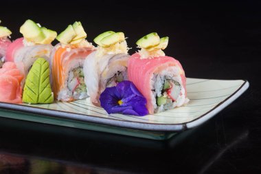 Japon mutfağı. Arka planda suşi var.