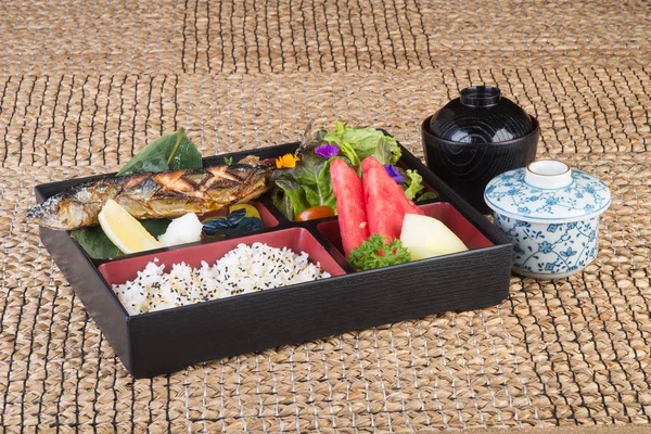 Japansk mat. lunch box set i bakgrunden — Stockfoto