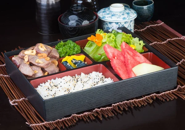 Cucina giapponese. cubo di manzo sullo sfondo — Foto Stock