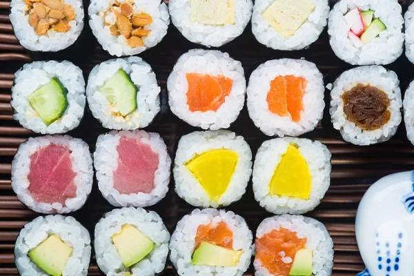 Cocina japonesa. sushi en el fondo —  Fotos de Stock