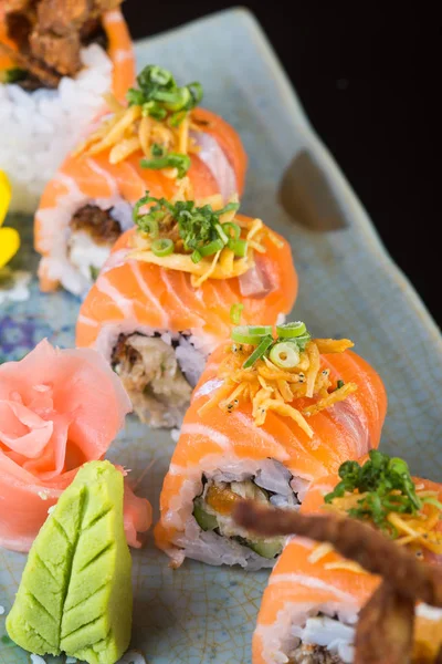 Cocina japonesa. sushi en el fondo —  Fotos de Stock