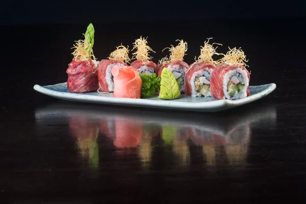 Cocina japonesa. sushi en el fondo —  Fotos de Stock