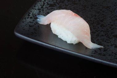 Japon mutfağı. Arka planda suşi var.