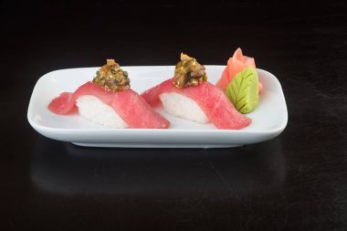 Japon mutfağı. arka planda suşi orkinos