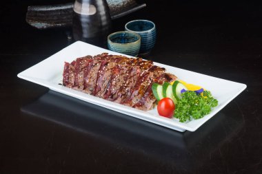 Japon mutfağı. arka planda kızarmış balık