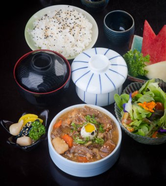 Japon mutfağı. arka planda işkembe çorbası