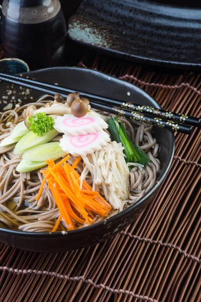 Cozinha japonesa. udon em segundo plano — Fotografia de Stock