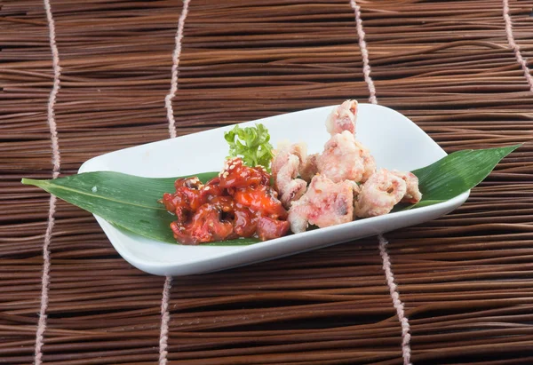 Japanische Küche. gebratener Tintenfisch auf dem Hintergrund — Stockfoto