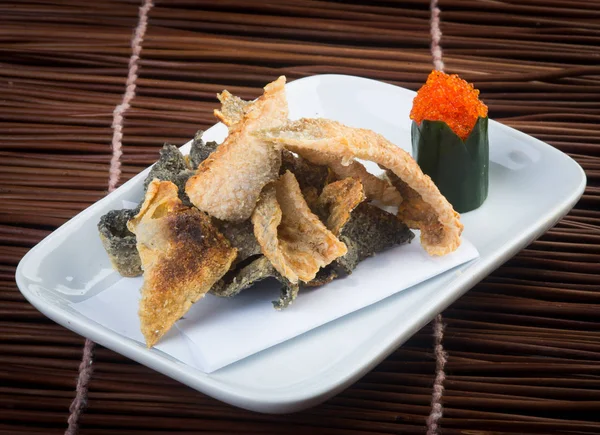 Cocina japonesa. piel de pescado frito en el fondo — Foto de Stock