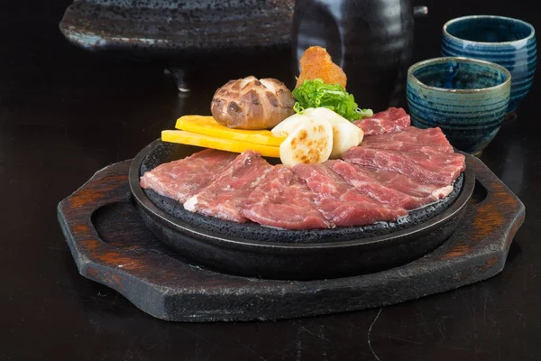 Bucătărie japoneză. cub de carne de vită pe fundal — Fotografie, imagine de stoc