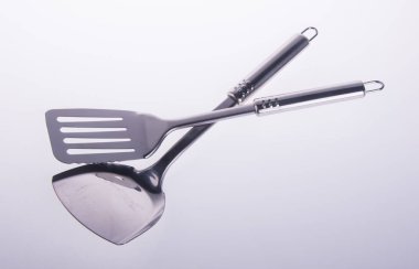 mutfak eşyaları. mutfak utensilson zemin üzerine