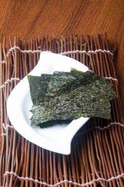 Deniz yosunu. arka planda kuru deniz yosunu.