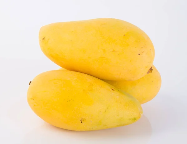Frutto di mango giallo su uno sfondo — Foto Stock