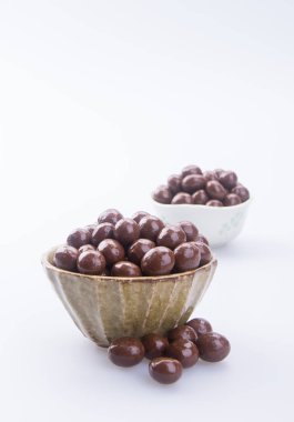 çikolata topları. bir arka plan üzerinde kase çikolata topları