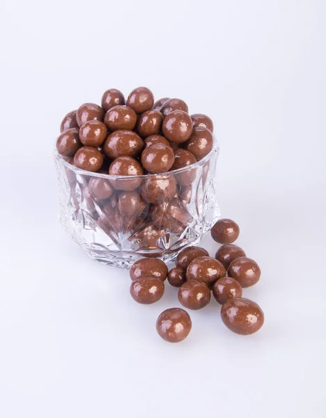 Palle di cioccolato. palle di cioccolato in ciotola su uno sfondo — Foto Stock