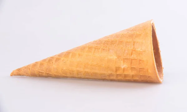 Cornet de crème glacée sur un fond. Vider cornet de crème glacée sur une ba — Photo