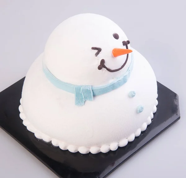 ケーキ。背景にクリスマス雪だるまケーキ。クリスマス ケーキ o — ストック写真