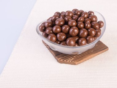 çikolata topları. bir arka plan üzerinde kase çikolata topları