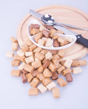 şekerler. karamel şekerler. karamelli şeker bir arka plan üzerinde. enesen