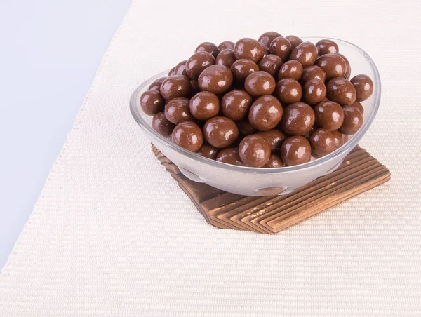 Bola coklat. bola cokelat dalam mangkuk di latar belakang — Stok Foto