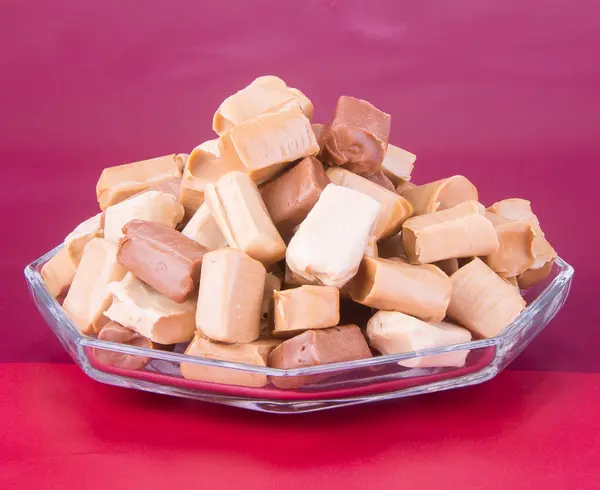 Süßigkeiten. Karamellbonbons. Karamellbonbons auf einem Hintergrund. Karamell — Stockfoto