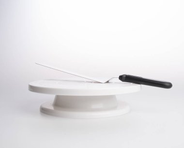 kek standı bir arka plan üzerinde kek spatula ile
