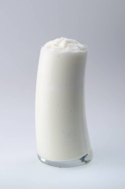 Beyaz arka plan üzerinde izole yoğurt