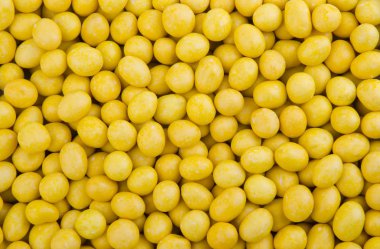 Peanutes veya arka plan üzerinde çıtır kaplamalı fıstık.