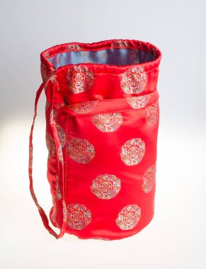 arka plan üzerinde Çin kırmızı çanta