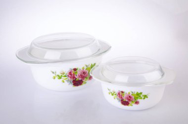 kase, beyaz zemin üzerine seramik kase.