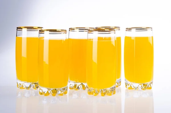Fullt glas apelsinjuice på bakgrund — Stockfoto