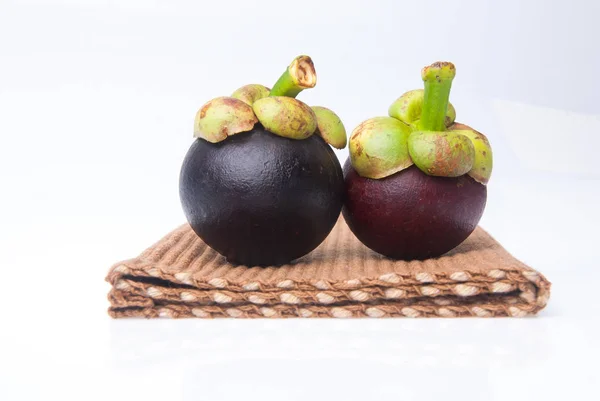 Mangostino fruta y sección transversal que muestra la piel púrpura gruesa — Foto de Stock