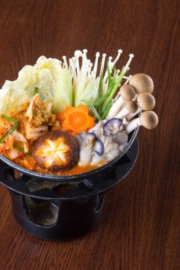Japon mutfağı. güveç arka planda